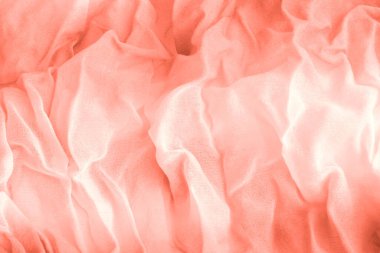 Mercan kırışık kumaş dokusu. Kıyafetlerin modaya uygun rengi. Yakın plan..