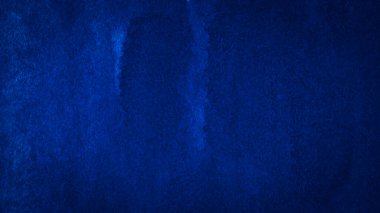 Klasik koyu mavi suluboya arka plan, yırtık darbeler ve düzgün olmayan bulanık boya. Tasarım, düzen ve kalıplar için soyut arkaplan.