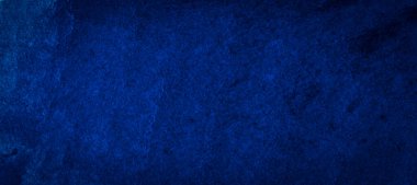 Klasik koyu mavi suluboya arka plan, yırtık darbeler ve düzgün olmayan bulanık boya. Tasarım, düzen ve kalıplar için soyut arkaplan.