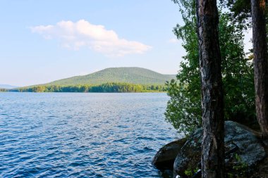 Akşam ışığında göl. Sakin, berrak su. En saf göl Turgoyak, Rusya.