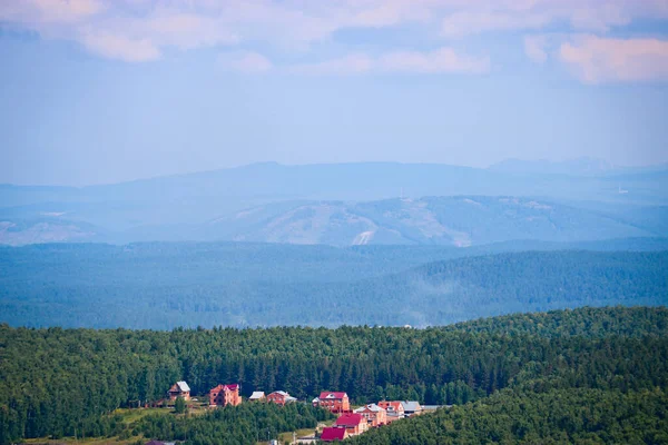 Zicht Het Dorp Dennenbossen Vanaf Chashkovsky Bergkam Oeral Bergen Eco — Stockfoto
