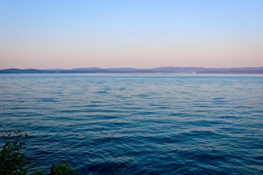 Akşam ışığında göl. Sakin, berrak su. En saf göl Turgoyak, Rusya.