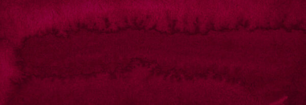 Интенсивный бордовый цвет окрашенных вручную акварельных пятен. Темно-красный абстрактный фон с естественной текстурой.