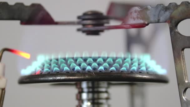 O queimador de gás arde com uma chama azul. Queimador turístico. Combustão de gás natural (propano). Close-up — Vídeo de Stock