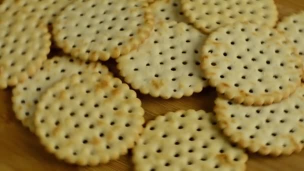 Biscuits ronds sur la table. Rotation, vue vers le haut — Video