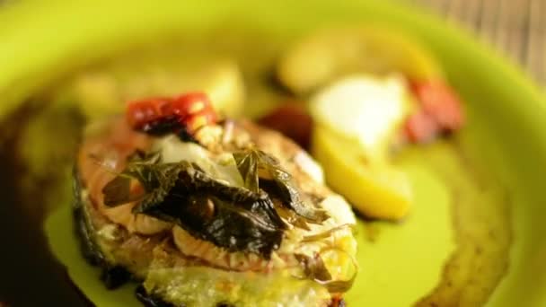 Hälsosam maträtt, grillad oncorhynchus keta med grönsaker i grön plåt. HD video rotation — Stockvideo
