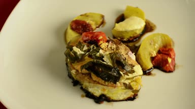 Sağlıklı yemek, ızgara oncorhynchus keta sebze yeşil plaka ile. HD video döndürme