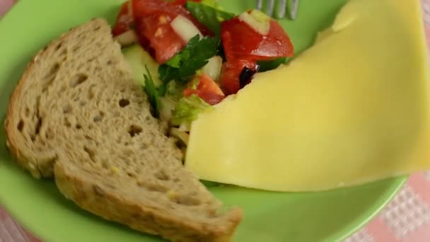 Salát se zeleninou, chlebem a sýrem. — Stock video
