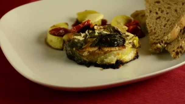 健康的菜肴 烤虹鳟鱼与蔬菜在白盘子里 高清视频旋转 — 图库视频影像