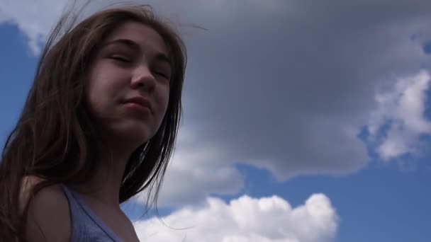 Крупним планом портрет красивої молодої дівчини з дме волоссям у вітрі — стокове відео