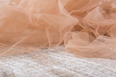 Hafif kumaş örgü Dantel desenli ahşap masa üzerinde kumaş dokusuna güzel bol dökümlü arka plan