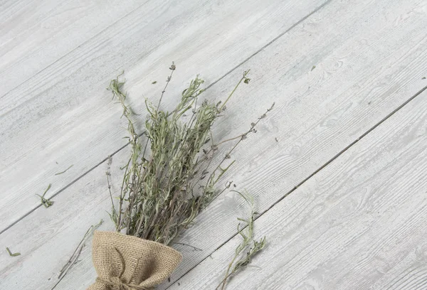 Getrockneter Lavendelstrauß Auf Dem Grauen Holztisch — Stockfoto