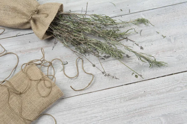 Getrockneter Lavendelstrauß im kleinen Sack auf dem Holztisch. Vorlage für Werbung. — Stockfoto