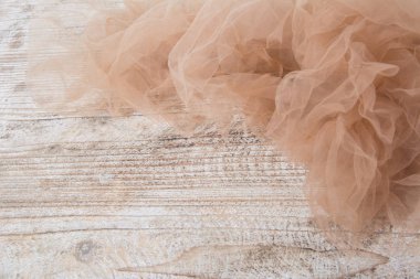 Hafif kumaş örgü Dantel desenli ahşap masa üzerinde kumaş dokusuna güzel bol dökümlü arka plan