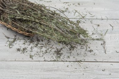 Kurutulmuş lavanta gri masada bir sepet içinde. Fotoğraf üstten görünüm