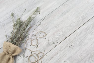 Kurutulmuş lavanta gri ahşap masa üzerinde demet