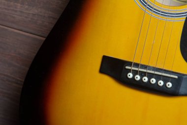 Sarı akustik ahşap gitar kahverengi ahşap arka plan detay