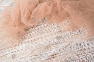 Hafif kumaş örgü Dantel desenli ahşap masa üzerinde kumaş dokusuna güzel bol dökümlü arka plan