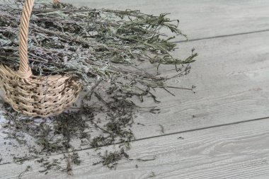 Kurutulmuş lavanta gri masada bir sepet içinde. Fotoğraf
