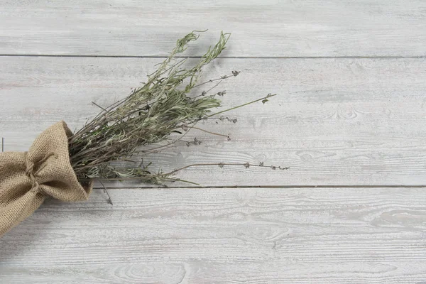 Getrockneter Lavendelstrauß Auf Einem Holztisch — Stockfoto