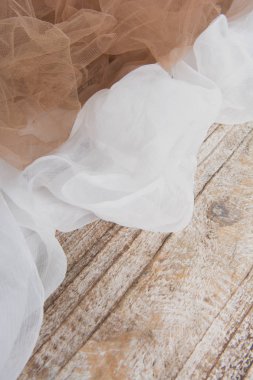 Hafif kumaş örgü Dantel desenli ahşap masa üzerinde kumaş dokusuna güzel bol dökümlü arka plan