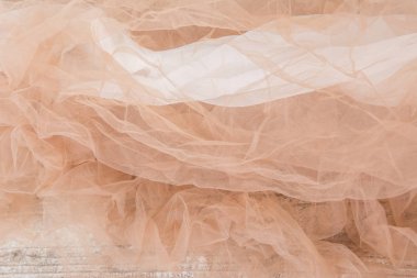 Hafif kumaş örgü Dantel desenli ahşap masa üzerinde kumaş dokusuna güzel bol dökümlü arka plan