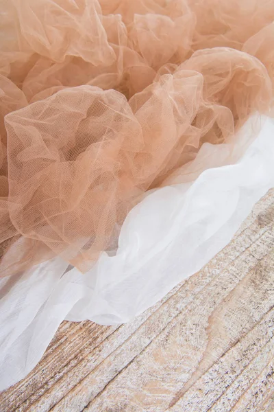 Hafif kumaş örgü Dantel desenli ahşap masa üzerinde kumaş dokusuna güzel bol dökümlü arka plan