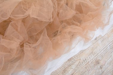 Hafif kumaş örgü Dantel desenli ahşap masa üzerinde kumaş dokusuna güzel bol dökümlü arka plan