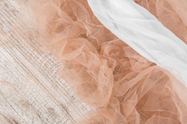 Hafif kumaş örgü Dantel desenli ahşap masa üzerinde kumaş dokusuna güzel bol dökümlü arka plan