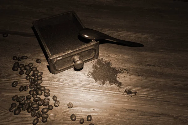 スプーンとテーブルの上の豆の古い木製コーヒーミル ボックス — ストック写真