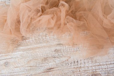 Hafif kumaş örgü Dantel desenli ahşap masa üzerinde kumaş dokusuna güzel bol dökümlü arka plan