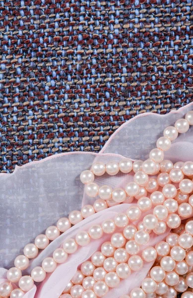 美しいファブリックの人工真珠から作られたビーズ テクスチャのコントラスト 真珠とラフと光の生地 — ストック写真