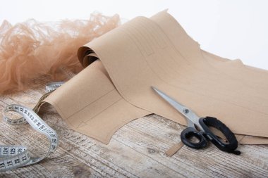 Kumaş ve dikiş elbise için nesneler. Rulet ve desenler masada