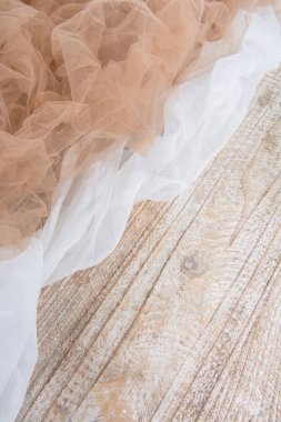 Hafif kumaş örgü Dantel Ahşap dokulu masada. Kumaş dokusuna güzel bol dökümlü