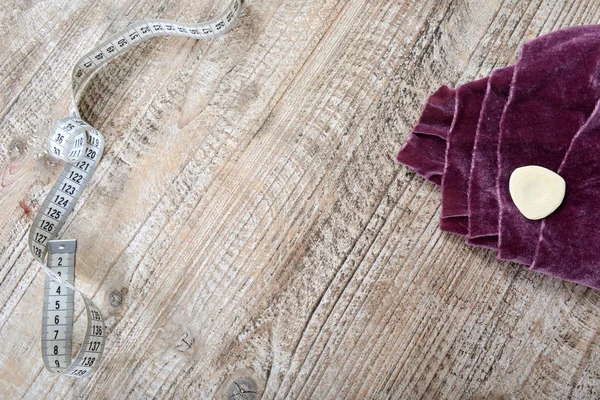 Stoff und Gegenstände zum Nähen von Kleidung. Roulette, Spule und Muster auf dem Tisch — Stockfoto