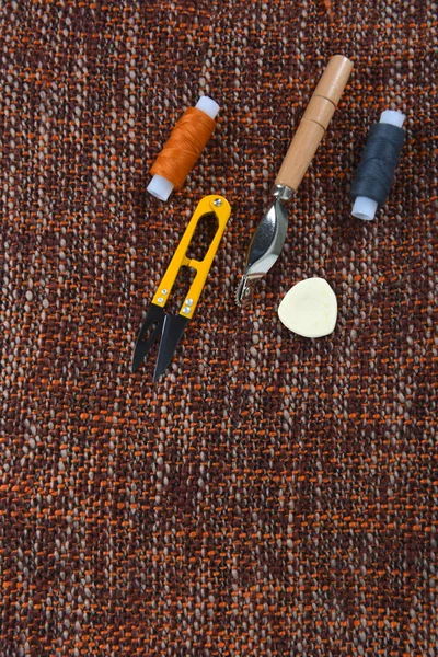 Herramientas de coser y suministros de costura, accesorios que crean una nueva moda . — Foto de Stock