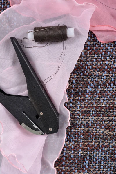 Nástroje pro šití a šicí potřeby, vytvoření nové módní doplňky. — Stock fotografie