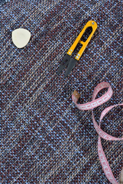 Herramientas de coser y suministros de costura, accesorios que crean una nueva moda . — Foto de Stock