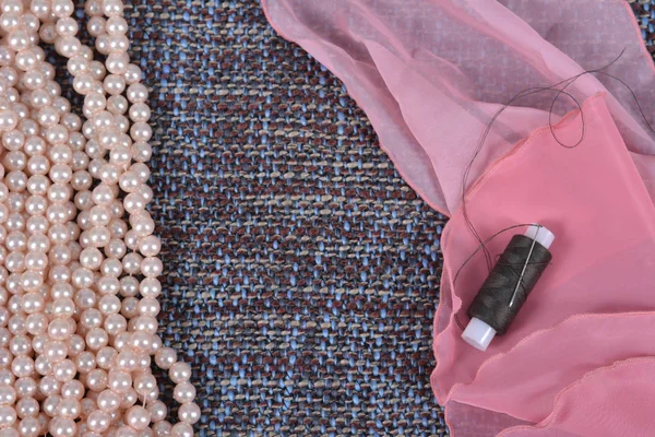 Perles en perles artificielles sur le beau tissu grossier — Photo