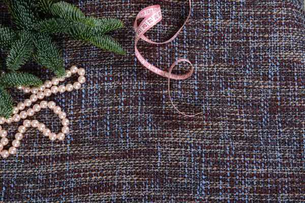 Herramientas de costura con rama de árbol de Navidad. Concepto de Navidad para costura . — Foto de Stock