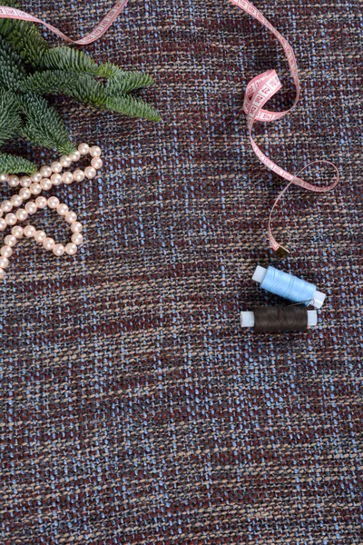 Nähwerkzeuge mit Weihnachtsbaumzweig. Weihnachtskonzept für Handarbeiten. — Stockfoto