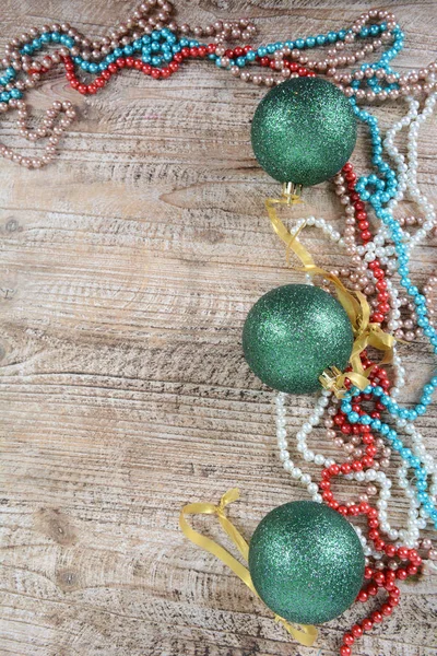 Weihnachtsdekoration Perlen und Kugeln auf dem Tisch — Stockfoto