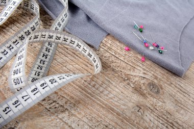 Dikiş Araçları ve dikiş malzemeleri ahşap masa üzerinde dikiş aksesuarları.