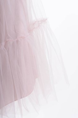 Beyaz üzerinde tül yapılmış pembe etek