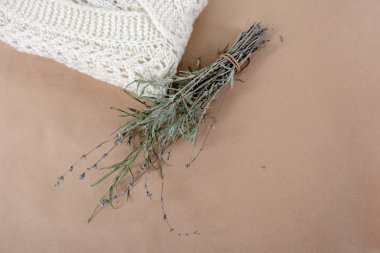 Örme beyaz kazak ve bir avuç lavanta. Hala hayat