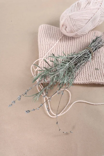 Wolle zum Stricken, ein beiger Schal und ein Bund getrockneter Lavendel — Stockfoto