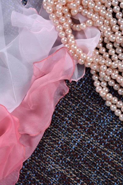 Collier perle et tissu rose délicat sur le fond gris — Photo
