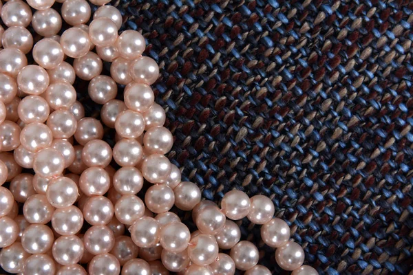 Collar de perlas en la textura de fondo gris — Foto de Stock