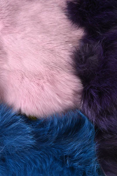 木桌上的粉红色和蓝色兔子毛皮背景纹理 — 图库照片