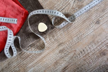 Dikiş Araçları ve dikiş malzemeleri ahşap masa üzerinde dikiş aksesuarları.